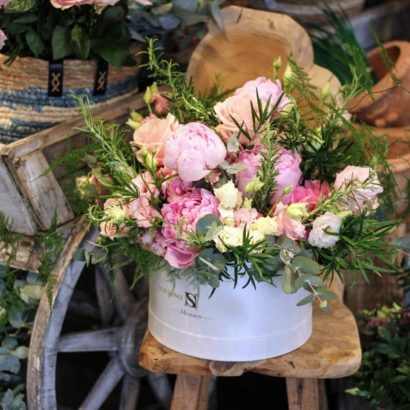 Une belle boite à fleurs Narmino avec un bouquet de fleurs fraiches de saison