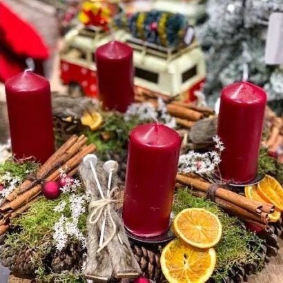 Une couronne de l'Avent avec quatre bougies rouges