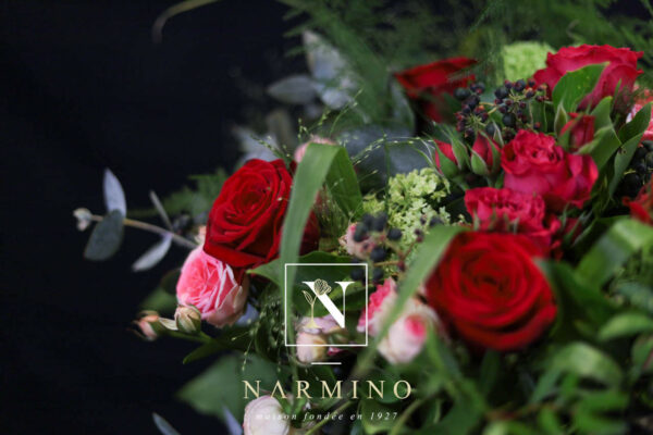 Bouquet rond rouge de fleurs de saison