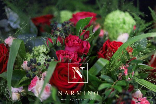 Bouquet rond rouge de fleurs de saison