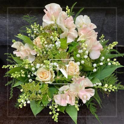 Bouquet composé de brins de muguet et de pois de senteur roses